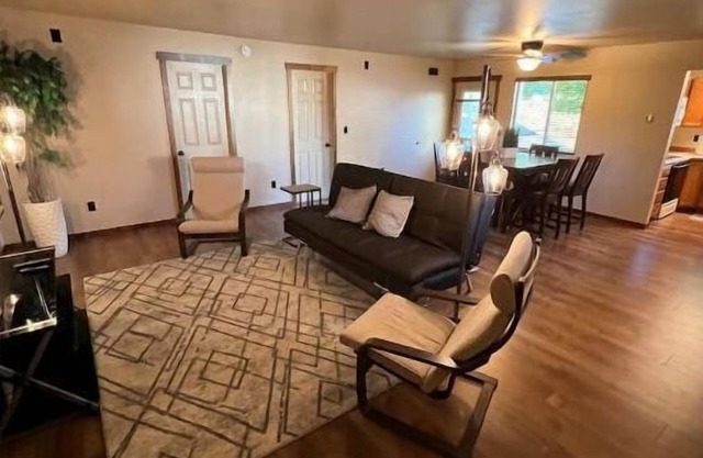 Cozy 2-bedroom house, 2 miles from Lake CDA