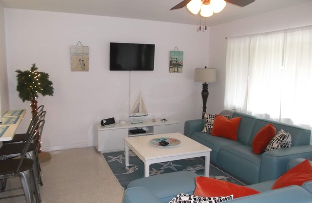 Cozy 2 Bedroom Home Close To Gulf Beaches .