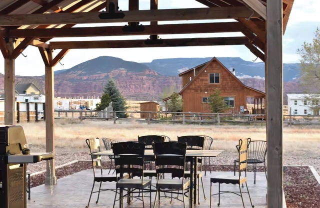 Cozy 2-bedroom house in charming Teasdale minutes away from Capitol Reef