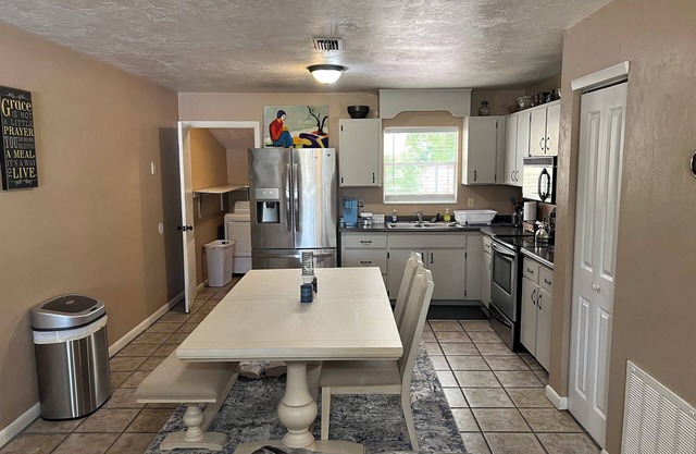 Cozy 2-bedroom house in charming Chiefland with WiFi, AC