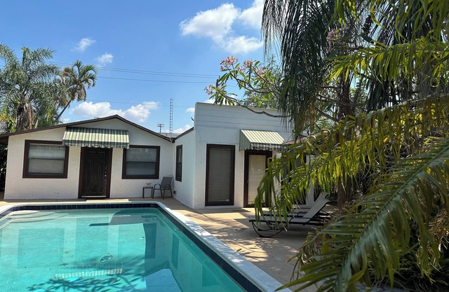 Cozy 2 bedroom house w Pool & Tropical garden.