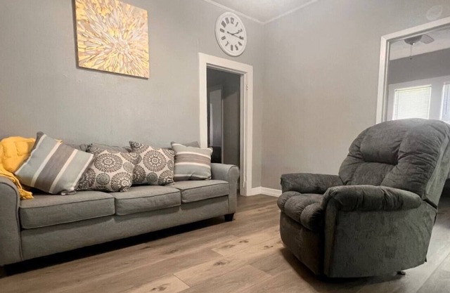 Cozy 2 bedroom house with fenced yard
