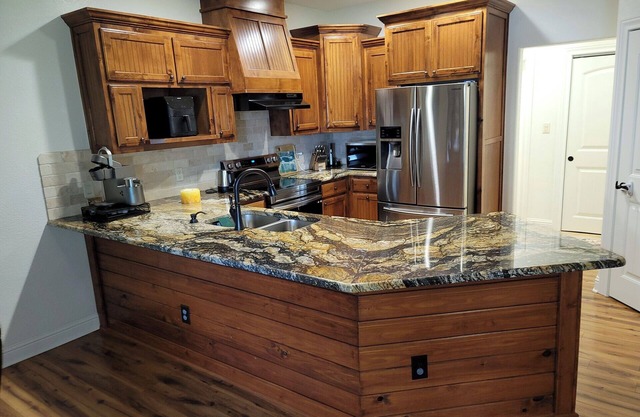 Cozy 2-bedroom lake house minutes from Lake Fork!Grab your boat and go fishing!