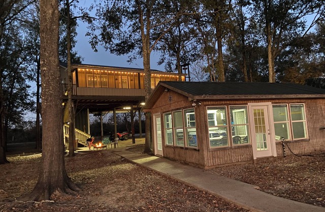 Cozy 2-bedroom lakefront fishing and hunting cabin in Jonesville with WiFi, AC