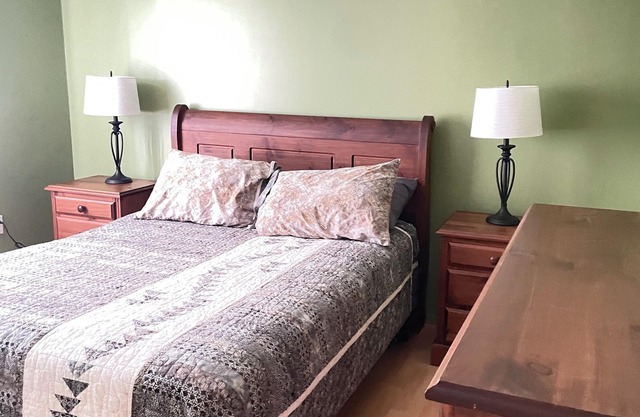 Cozy 2 bedroom located in Gros Morne, Shallow Bay Beach. Admiring sunsets