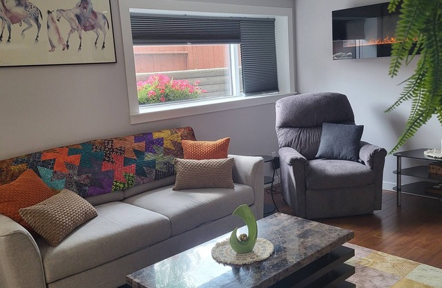 Cozy 2-bedroom lower suite. 10 mins to downtown. Near! Max Bell & Fort Calgary.