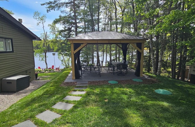 Cozy 2 bedroom Muskoka Lakefront Cottage. Western Sunset,Hot Tub,EV Charger,WiFi