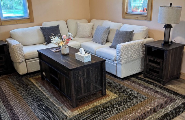 Cozy 2 bedroom pet friendly cabin in great location with all the extra's