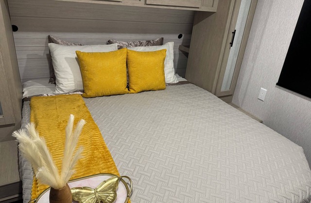 Cozy 2-bedroom RV in fabulous Las Vegas Close to downtown with WiFi and A/C