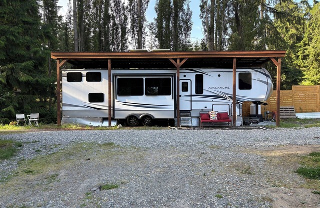 Cozy 2-bedroom RV with AC, WiFi in enchanting Oak Harbor