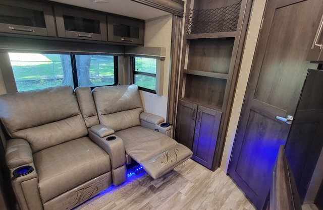 Cozy 2-bedroom RV with WiFi, AC in awesome Pensacola.