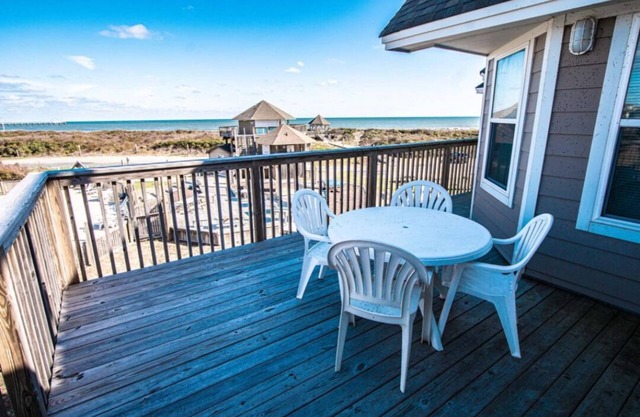 Cozy 2-bedroom sleeps 8 condo in oceanfront resort