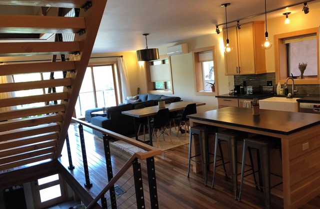 Cozy 2-bedroom townhome in amazing Hood River with WiFi, AC