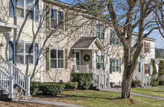 Cozy 2-bedroom townhome in peaceful Barre with WiFi, AC