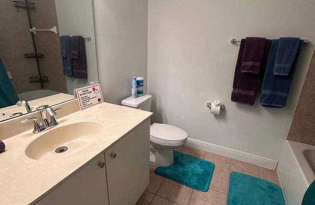 Cozy 2-bedroom townhome in awesome Miramar with AC, WiFi