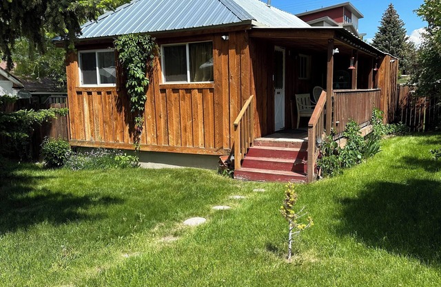 Cozy 2-bedroom 2-Bath home with WiFi, AC Close to Main Street/Lava Hot Pools