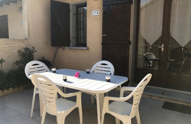 Cozy 2-Bedroom Villa + Mezzanine, Sleeps 6, Steps to Beach, Parking, TV, Washer