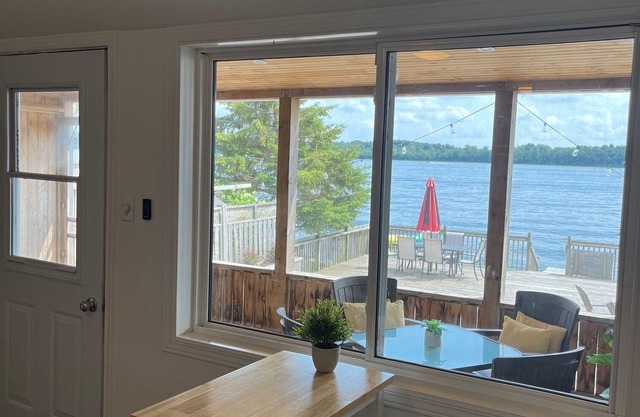 Cozy 2 bedroom water front cottage