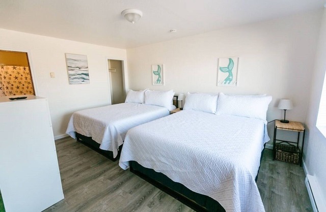 Cozy 2 Bedroom with Full Kitchen One Block from the Ocean!