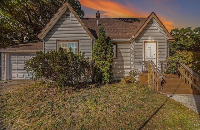 Cozy 2 Bedroom with King Bed, 2 Full Bathrooms Conveniently located in the heart of Muskegon!