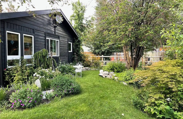Cozy 2 br/2ba bungalow with beautiful garden close to Sun Valley!