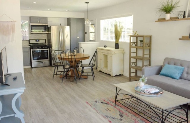Cozy 2 BR - Located in Quiet Downtown Neighborhood