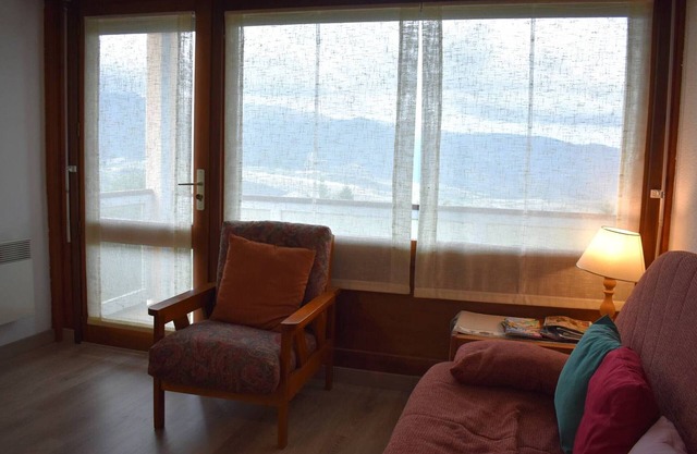 Cozy 2-Room Cabin Apartment with Balcony, Parking, and Modern Amenities in Font-Romeu