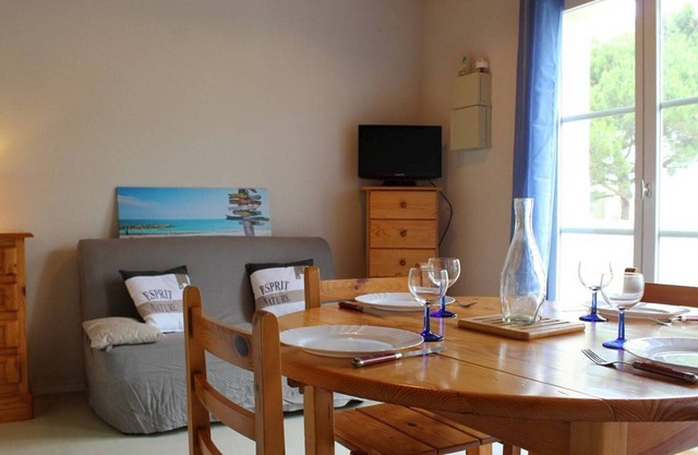 Cozy 2-Room Apt with Balcony, 600m from Beach - Sleeps 4, Free Parking