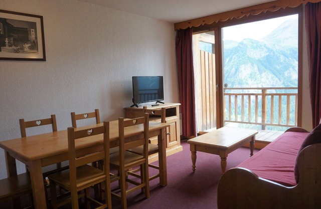 Cozy 2-Room Cabin for 6 with Free WiFi, Parking, and Balcony - Close to Slopes and Shuttle