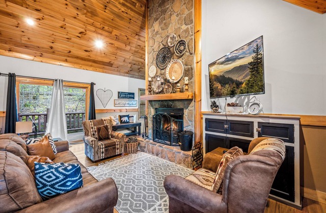 COZY 2BD Retreat! HOT TUB! Nestled in the Woods!