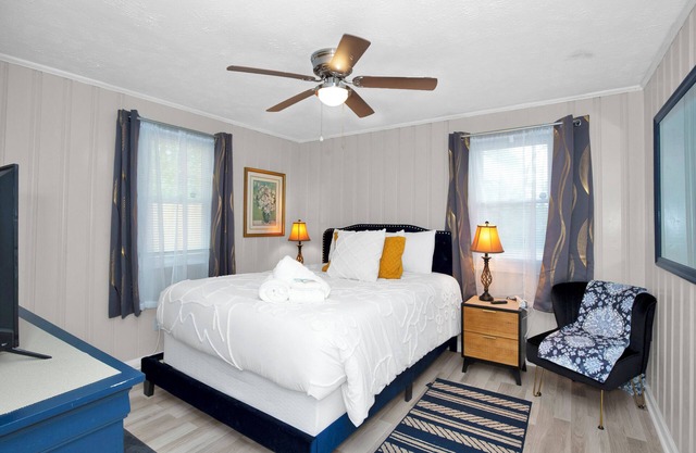 Cozy 2BDR OasisMin to Med Center, Univ & Downtown
