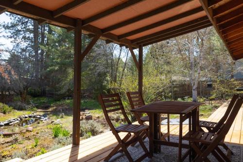 Cozy 2BDR Retreat in Bend for 6