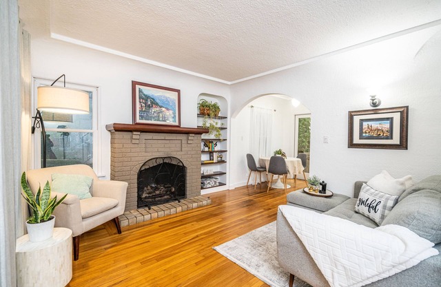 Cozy 2Bed 1BA Bankers Hill Residence with Parking, no chores!