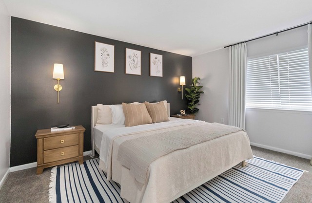 Cozy 2BR/1.5BA Condo Near NoDa + Uptown Full Kitchen & Free Parking