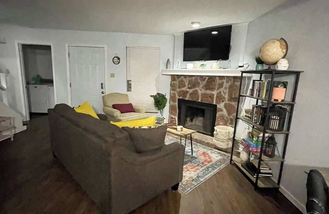 Cozy 2BR 2BA apt close to Siegen & Womans