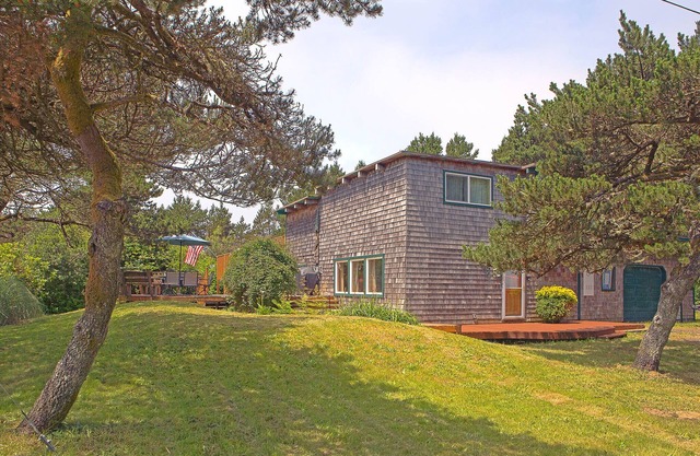 Cozy 2BR cabin near beach with deck & fireplace.