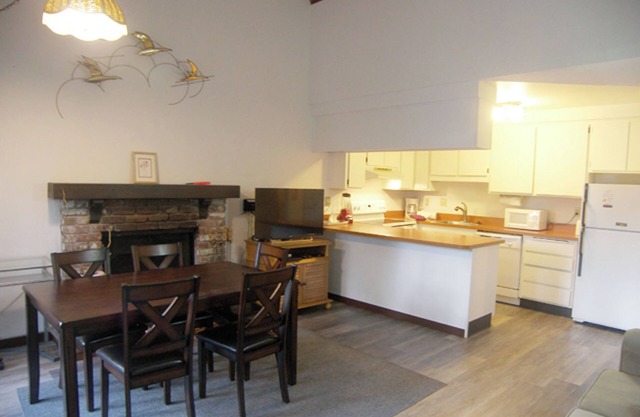 Cozy 2BR Condo Near Diamond Peak (AT5)