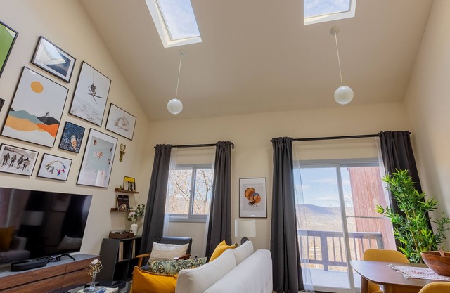 Cozy 2BR condo w/valley views