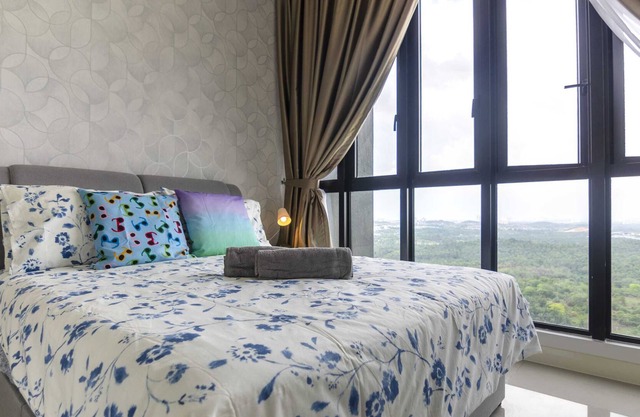 Cozy 2BR DPristine 9 next to Legoland FREE Parking