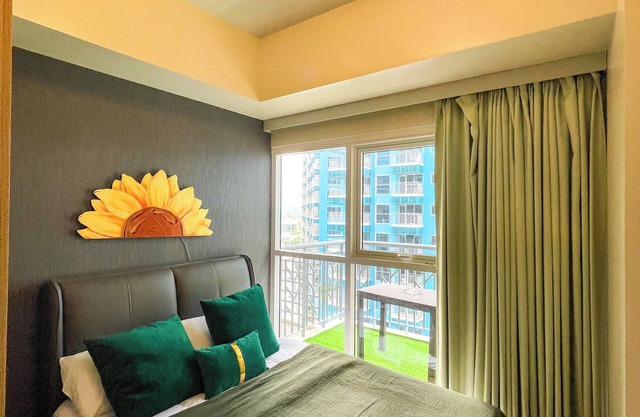 Cozy 2BR Suite near Airport and Okada, Solaire II Infinity Pool
