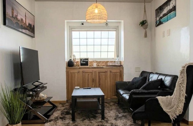 cozy 3 bdrm 2 miles from beach/ 4 miles from downtown