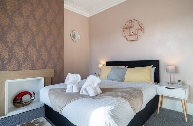 Cozy 3 Bed Apartment - Parking