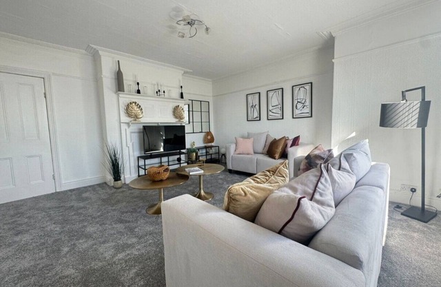 Cozy 3 bed apartment with views of Southport's Marine Lake! Free WiFi