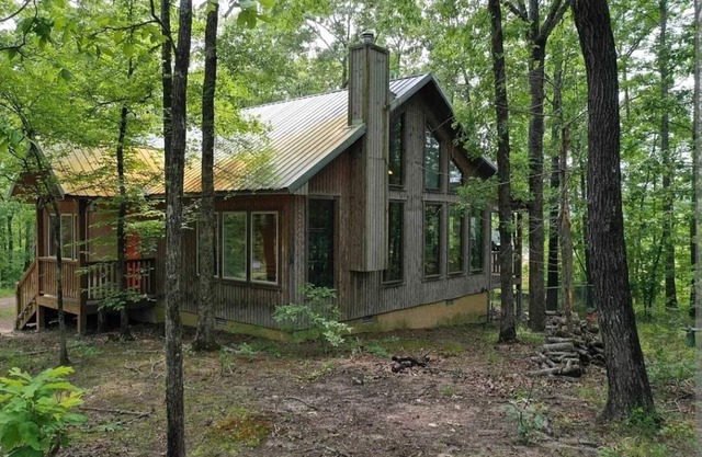 Cozy 3-bedroom Cabin in the Woods - No Cleaning Fee