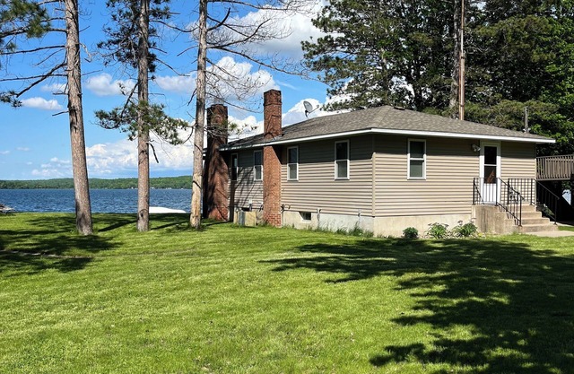Cozy 3-bedroom cabin with AC and WiFi in brilliant Melrose on Big Birch Lake.