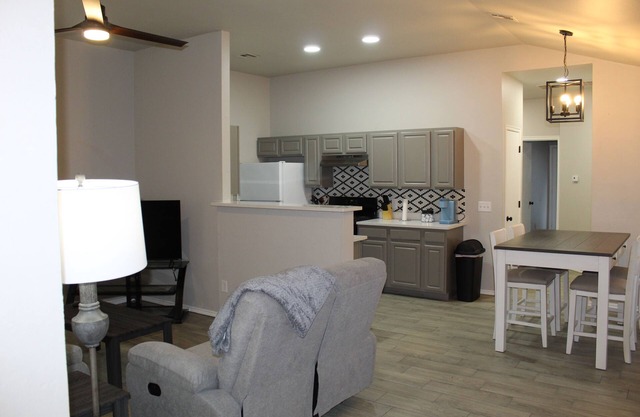 Cozy 3-bedroom Duplex in lovely Norman downtown he road from OU campus!
