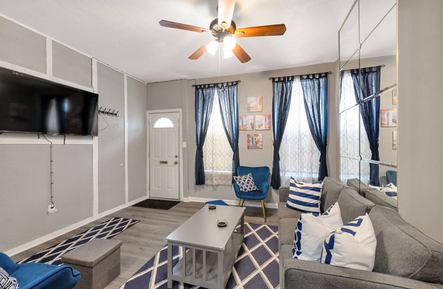 Cozy 3-Bedroom Haven: Your Perfect Retreat Steps Away from La Salle University!