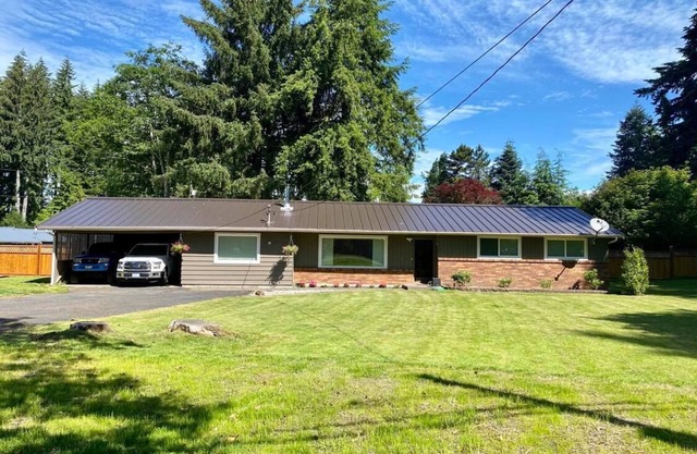 Cozy, 3 bedroom home- ideal for couples or families