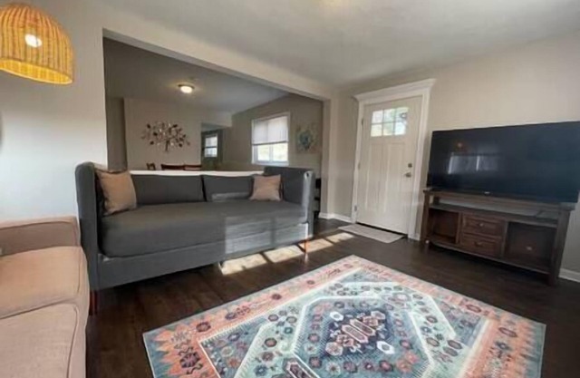Cozy 3-bedroom house Quiet street Free parking