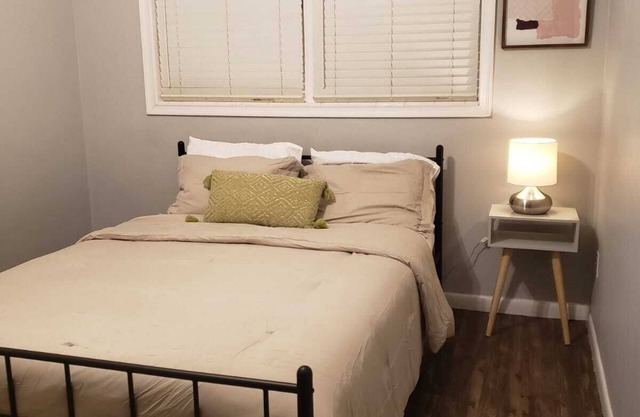 Cozy 3-bedroom house with fitness area, WiFi in charming Lake City.